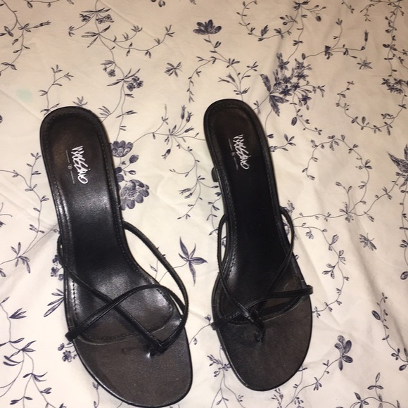 Black short heels - Picture 2 of 2